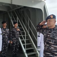 Danlantamal XIV Hadiri Penyambutan KRI Balongan-908 di Dermaga Lantamal XIV Sorong, Perkuat Koarmada III