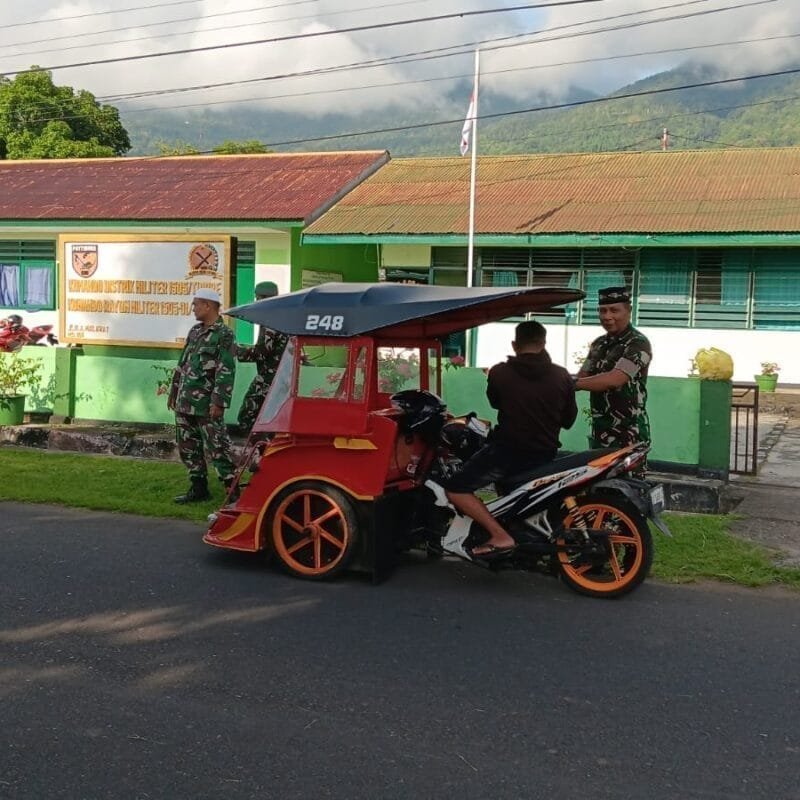 Anggota Koramil 1505-01 Tidore Berbagi Kebaikan di Jumat Berkah