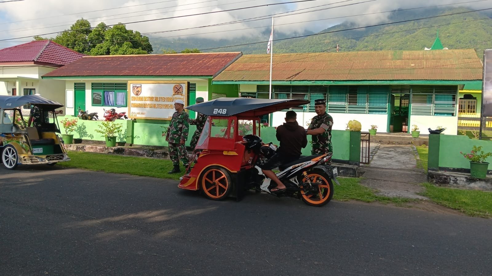 Anggota Koramil 1505-01 Tidore Berbagi Kebaikan di Jumat Berkah