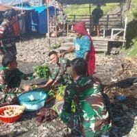 Satgas Yonif 715/Mtl Borong Hasil Tani Mama Papua Satgas Yonif 715/Mtl Borong Hasil Tani Mama Papua