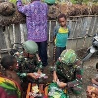 Satgas Yonif 715 Berikan Pelayanan Kesehatan Gratis Satgas Yonif 715 Berikan Pelayanan Kesehatan Gratis