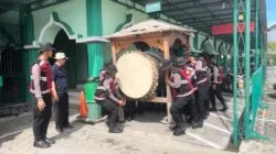 Mahasiswa, Sahabat Polisi, dan Polda Papua Barat Kerja Bhakti Sambut Bulan Ramadhan