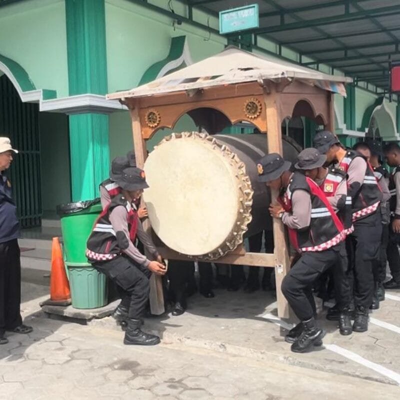 Mahasiswa, Sahabat Polisi, dan Polda Papua Barat Kerja Bhakti Sambut Bulan Ramadhan
