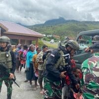 Satgas Pamtas RI-PNG Kewilayahan Yonif 112/DJ Bersama Kodim 1714 Puncak Jaya Membagikan Logistik dan Pengobatan Kepada Pengungsi Satgas Pamtas RI-PNG Kewilayahan Yonif 112/DJ Bersama Kodim 1714 Puncak Jaya Membagikan Logistik dan Pengobatan Kepada Pengungsi