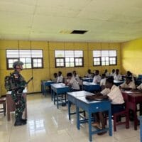 Satgas Yonif 141/AYJP Berbagi Buku Untuk Siswa SMPN 1 Kimaam di Perbatasan RI-PNG Satgas Yonif 141/AYJP Berbagi Buku Untuk Siswa SMPN 1 Kimaam di Perbatasan RI-PNG