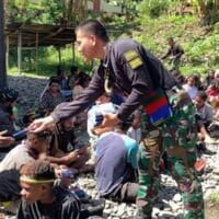 Hidup Toleransi Dan Berbagi Kasih Dengan Masyarakat Satgas Yonif 112/DJ Berikan Bantuan di Distrik Tinggi Nambut Hidup Toleransi Dan Berbagi Kasih Dengan Masyarakat Satgas Yonif 112/DJ Berikan Bantuan di Distrik Tinggi Nambut