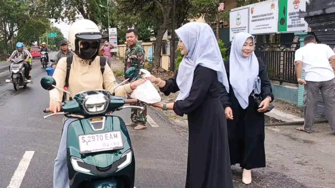 Babinsa, Bersama Persit KCK Koramil 0811/08 Widang, Bagikan Takjil Kepada Pengguna Jalan