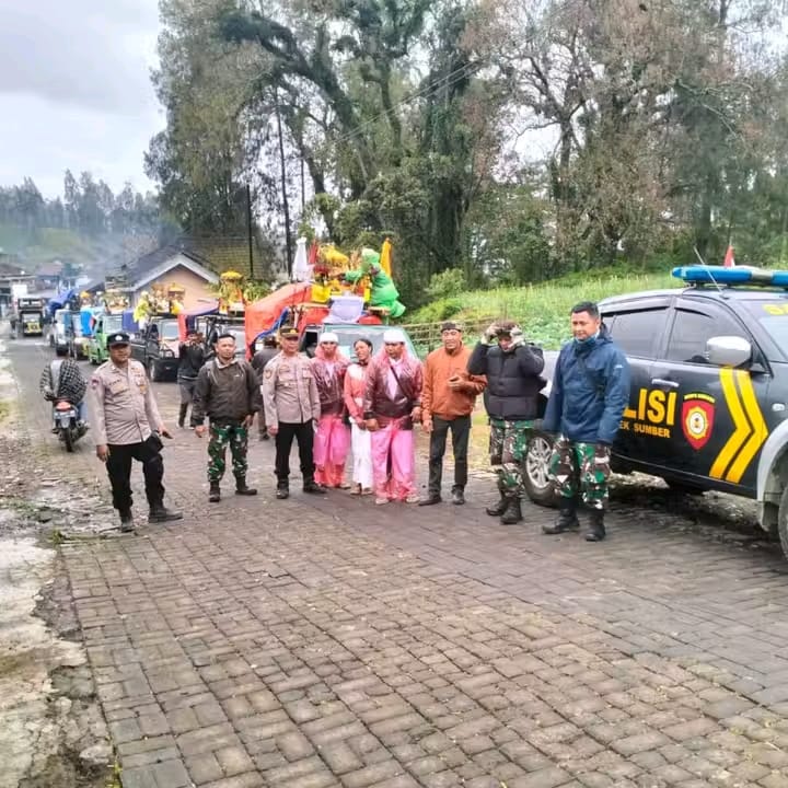 Sinergi TNI-Polri Sumber Kawal  Melasti Umat Hindu Tengger ke Pura Semeru Lumajang 