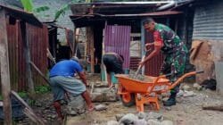Peduli Warga, Babinsa Koramil 1505-05/Sofifi Turun Tangan Bantu Warga Bangun Pondasi Dapur