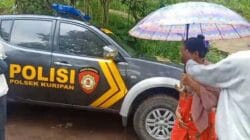 Wujud Kepedulian, Polsek Kuripan Bantu Ibu Melahirkan di Medan Sulit