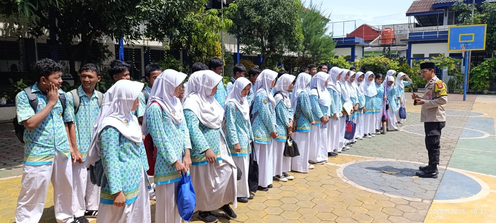 Bhabinkamtibmas Desa Pasir Jaya, Berikan Himbauan Libur Lebaran kepada Siswa SMPN 3 Cikupa