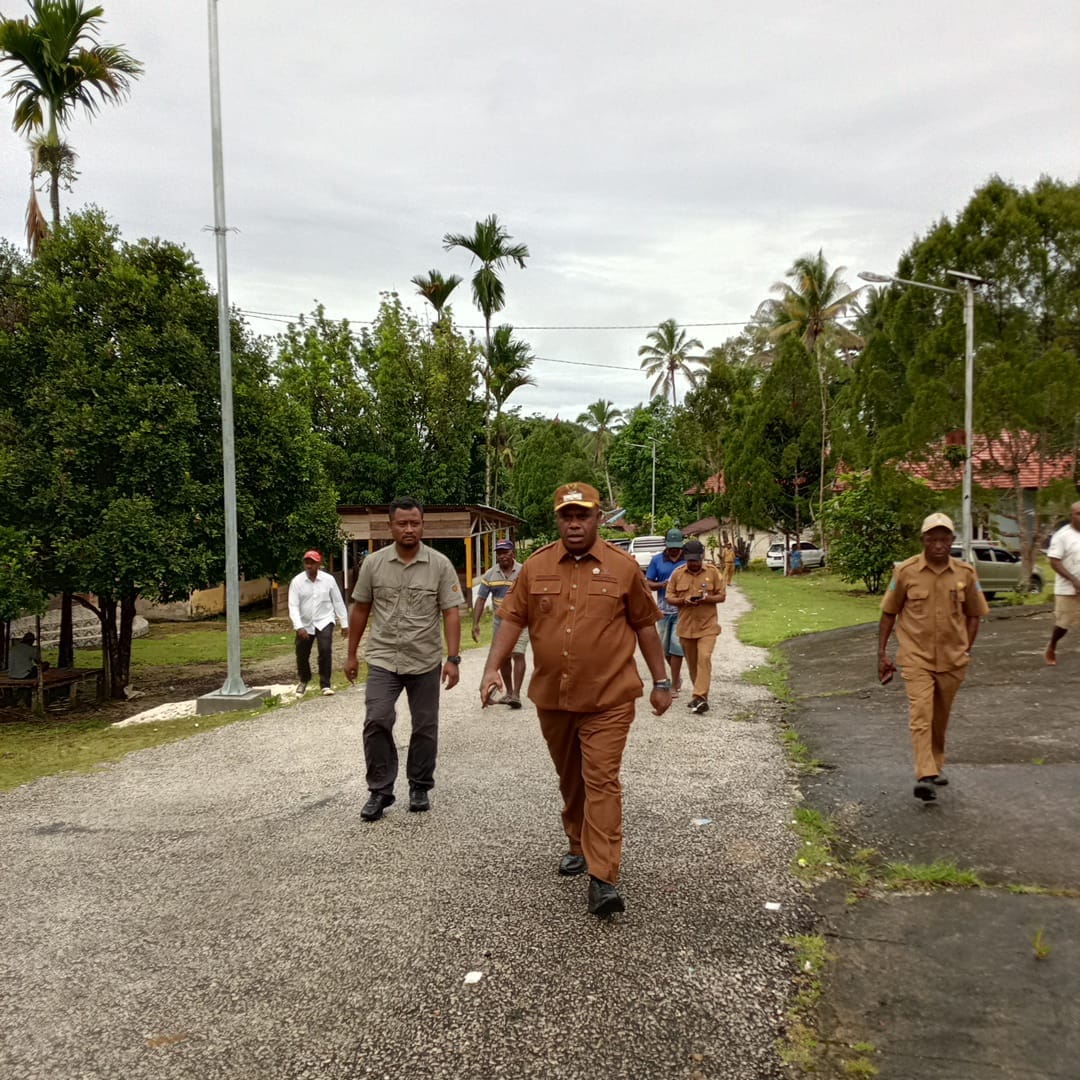 Wakil Bupati Maybrat, Tinjau Kerusakan Rumah Pastori GKI Bethel Sauf, Instruksikan Segera Renovasi