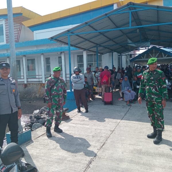 TNI-POLRI Bersinergi Amankan Arus Mudik Lebaran di Pelabuhan
