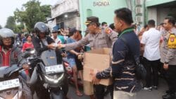 Berkah Ramadan, Kapolres Probolinggo Gandeng Mahasiswa Bagikan Takjil untuk Masyarakat Melintas di Jalur Pantura