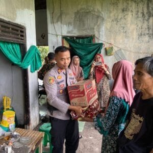 Polres Probolinggo Berikan Bantuan Sembako kepada Warga Terdampak Bencana Alam di Desa Pesisir Gending