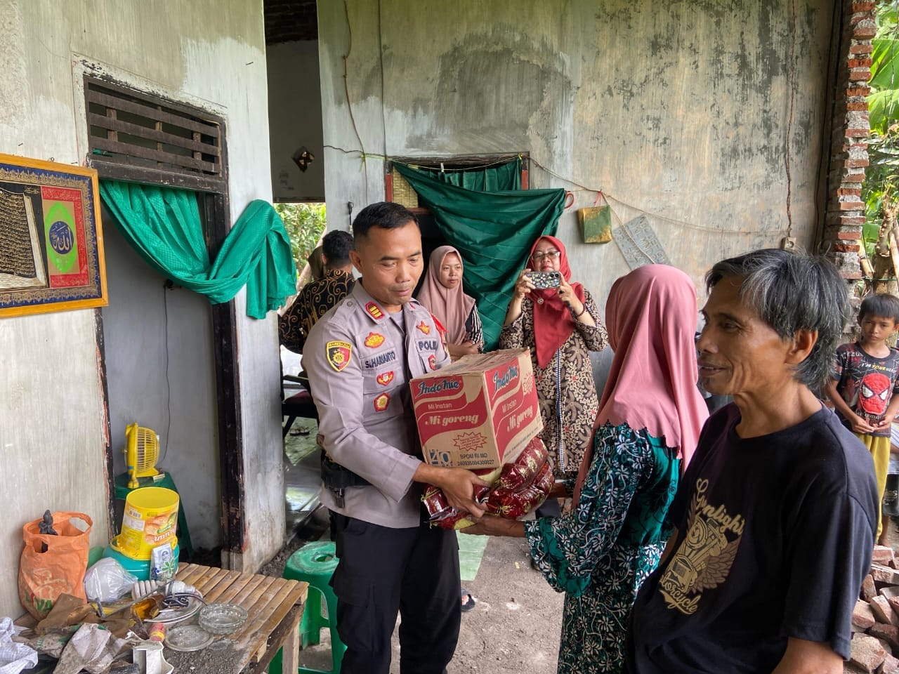 Polres Probolinggo Berikan Bantuan Sembako kepada Warga Terdampak Bencana Alam di Desa Pesisir Gending