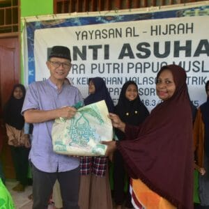 Sambut Idul Fitri, Lantamal XIV Berikan Bantuan Sembako ke Panti Asuhan