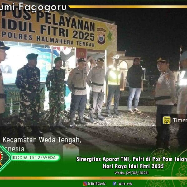 Petugas TNI dan Polri berdiri di depan Pos Pelayanan Idul Fitri 2025 di Weda Tengah, Indonesia.