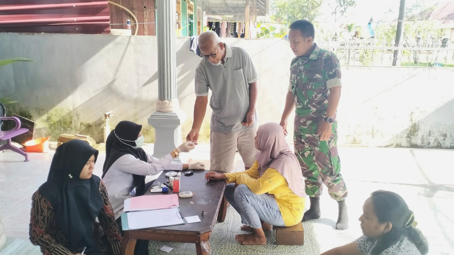 Pastikan Warganya Sehat, Babinsa Bersama Kader Pos Yandu Lakukan Kegiatan Pos Bindu
