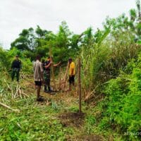 Kebersamaan di Perbatasan, TNI dan Warga Sota Kompak Bersih-Bersih Kebersamaan di Perbatasan, TNI dan Warga Sota Kompak Bersih-Bersih