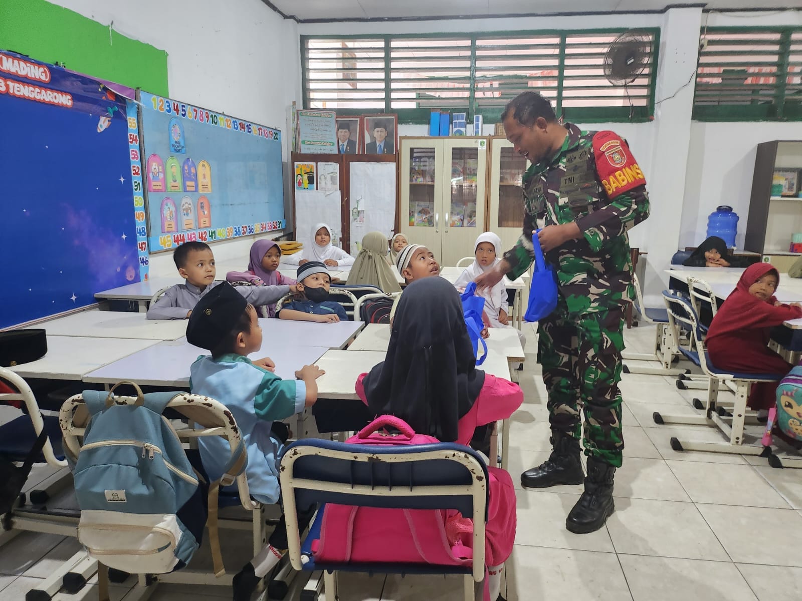Babinsa Panji Lakukan Pemantauan Pendistribusian Pelaksanaan Kegiatan Takzil Bergizi Gratis (MBG) Di Sekolah