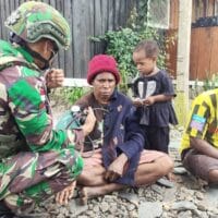 Jaga Kesehatan Warga Kampung Wuyuneri, Satgas Yonif 715/Mtl Proaktif Cek Kesehatan Kerumah-Rumah Jaga Kesehatan Warga Kampung Wuyuneri, Satgas Yonif 715/Mtl Proaktif Cek Kesehatan Kerumah-Rumah