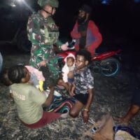 Aksi Heroik, Satgas Yonif 715/Mtl Bantu Evakuasi Anak Papua ke RS Aksi Heroik, Satgas Yonif 715/Mtl Bantu Evakuasi Anak Papua ke RS