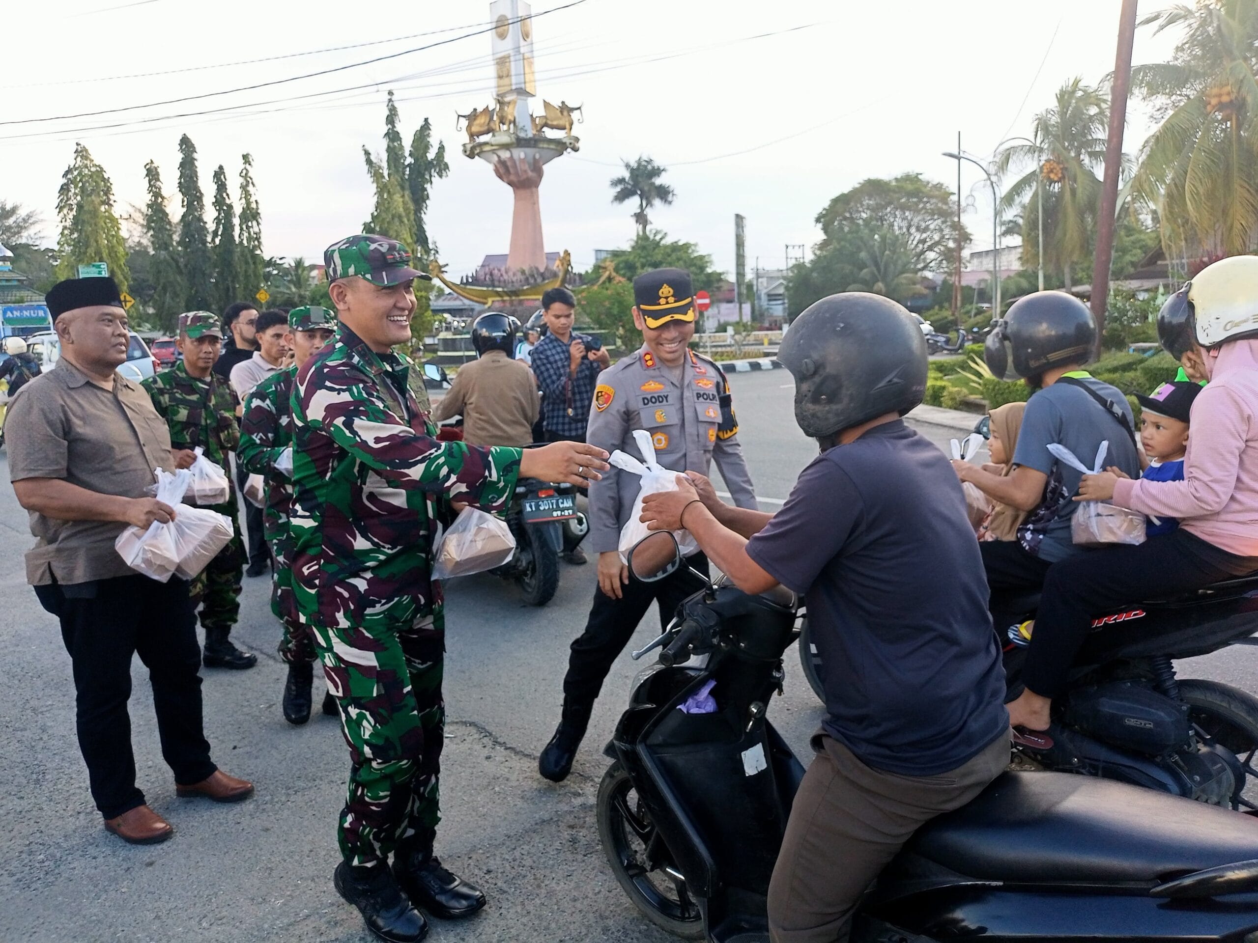 Sinergitas TNI-Polri di Bulan Suci Ramadhan, Kodim 0906/Kkr Bersama Polres Kukar Bagikan Ratusan Takjil kepada Warga