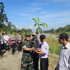 Sinergitas TNI- Polri Dan Pemkab Blitar Hijaukan Lingkungan, Bangun Masa Depan Sinergitas TNI- Polri Dan Pemkab Blitar Hijaukan Lingkungan, Bangun Masa Depan
