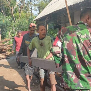 Sinergi TNI Bersama Rakyat, Babinsa Ampelgading Bantu Renovasi Rumah Warga Sinergi TNI Bersama Rakyat, Babinsa Ampelgading Bantu Renovasi Rumah Warga
