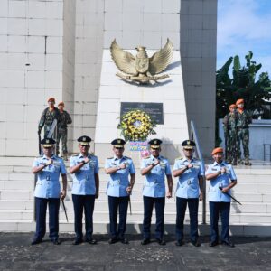 Jelang Peringatan HUT ke-79 TNI AU, Danlanud Sultan Hasanuddin Ziarah di Taman Makam Pahlawan