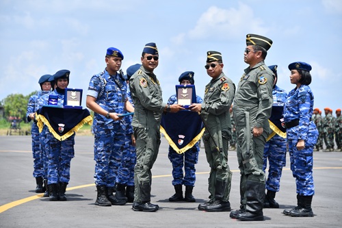Panglima TNI dan Kasad Terima Wing Kehormatan Penerbang Kelas I TNI Angkatan Udara