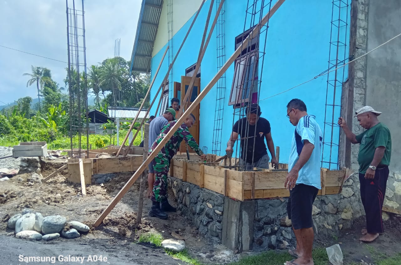 Dekat dengan Rakyat, Babinsa Kodim 1505/Tidore Bantu Cor Tiang Teras Gereja