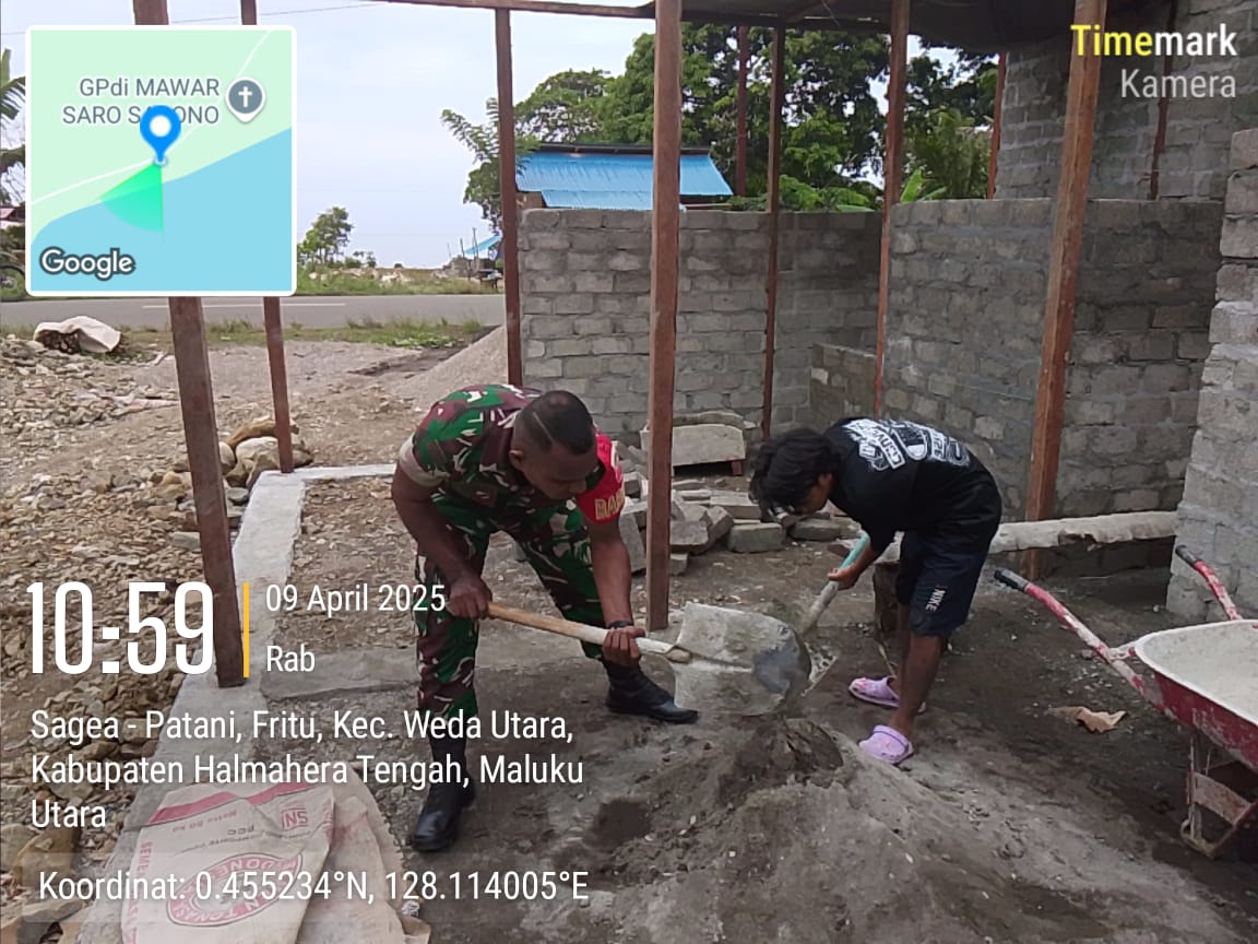 Selalu Ada Bersama Rakyat, Babinsa Desa Fritu Ramil 1512-01/Weda Bantu Renovasi Rumah Warga