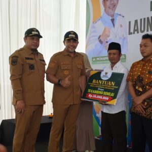 Baznas Probolinggo Salurkan 15 Ekor Kambing untuk Pemberdayaan Ekonomi Mustahiq di Desa Sumber