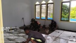 Wujud Kepedulian, Babinsa Ramil 1512-02/Patani Desa Malioforo Bantu Pemasangan Keramik Rumah Warga