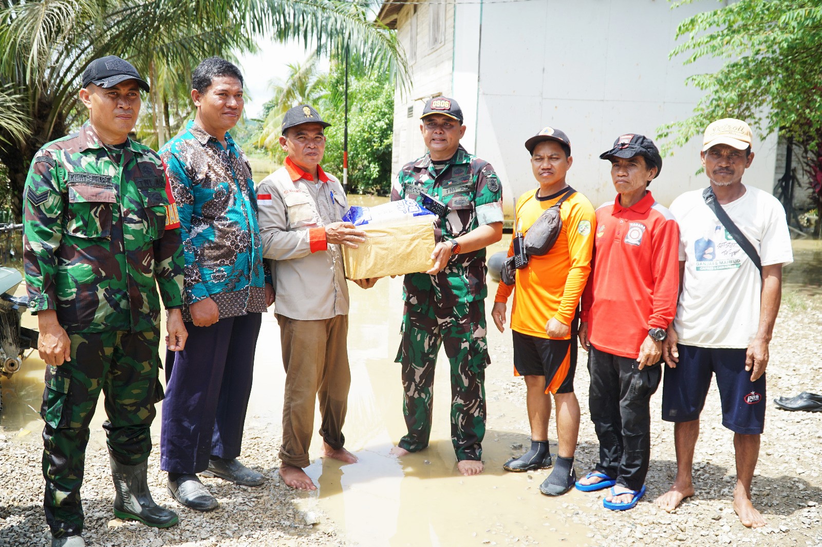 Koramil Kota Bangun Salurkan Bantuan Kepada Masyarakat yang Terdampak Musibah Banjir