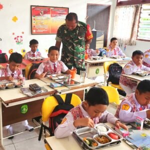 Babinsa Sukarame; Makan Bergizi Gratis Memberikan Manfaat Nyata Bagi Perkembangan Siswa Babinsa Sukarame; Makan Bergizi Gratis Memberikan Manfaat Nyata Bagi Perkembangan Siswa