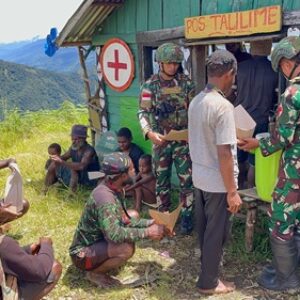 Jalin Keakraban, Satgas Yonif 715/Mtl Bangun Komunikasi Sosial Lewat Makan Bersama Dengan Masyarakat Jalin Keakraban, Satgas Yonif 715/Mtl Bangun Komunikasi Sosial Lewat Makan Bersama Dengan Masyarakat