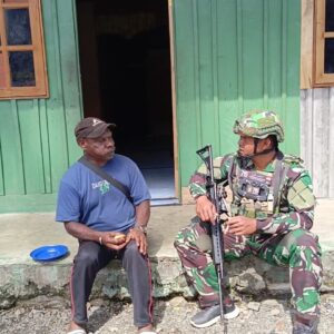 Pererat Silaturahmi, Satgas Yonif 715/Mtl Ajang Sana Ke Kediaman Kepala Dinas Pendidikan Puncak Jaya Pererat Silaturahmi, Satgas Yonif 715/Mtl Ajang Sana Ke Kediaman Kepala Dinas Pendidikan Puncak Jaya
