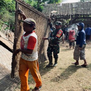Gotong Royong Rehab Rumah Di Kaligambir, Babinsa Dan Warga Wujudkan Kepedulian Bersama Gotong Royong Rehab Rumah Di Kaligambir, Babinsa Dan Warga Wujudkan Kepedulian Bersama