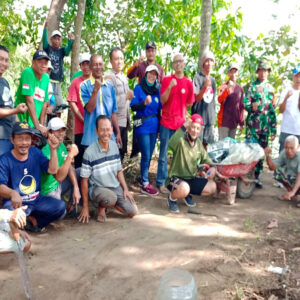 Bersatu Padu, Babinsa Kembangarum Dan Warga Gelar Aksi Bersih-Bersih Lingkungan Bersatu Padu, Babinsa Kembangarum Dan Warga Gelar Aksi Bersih-Bersih Lingkungan