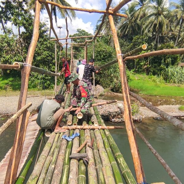 Semangat Gotong Royong TNI Bersama Warga Bangun Jembatan Darurat di Desa Alat, HST