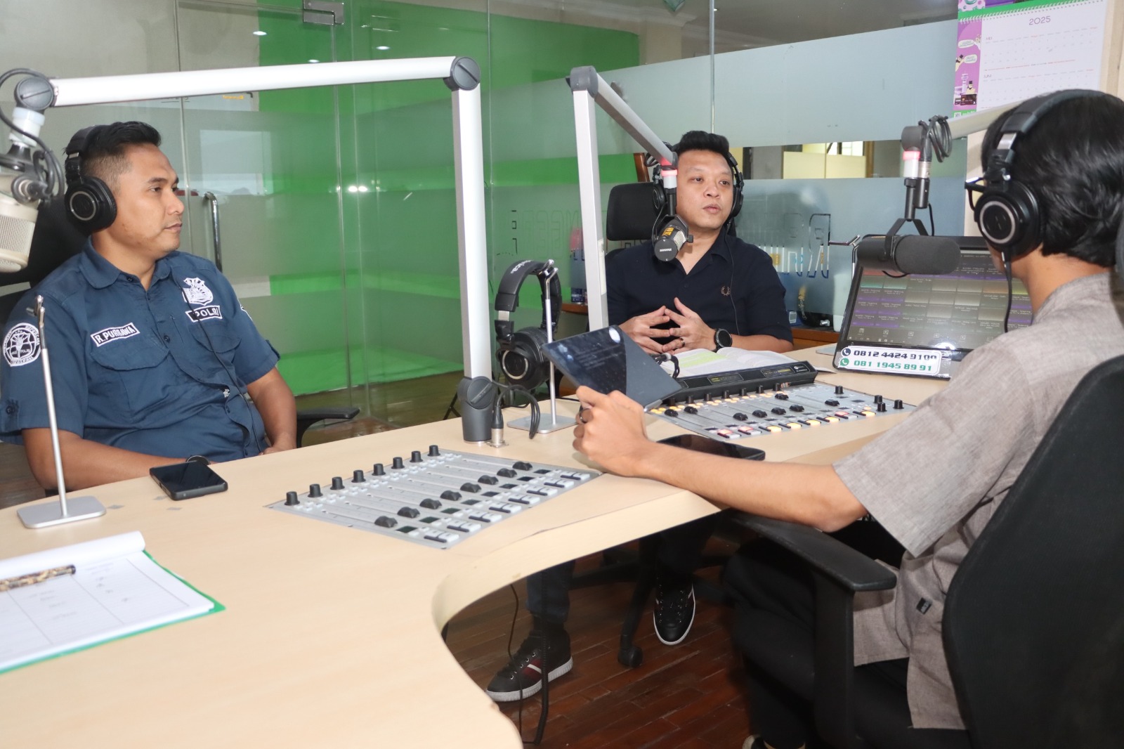 Kasat Reskrim Polresta Tangerang Laksanakan Talk Show Sosialisasi Operasi Pekat Maung 2025 di Radio Tangerang Gemilang