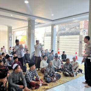 Hardiknas, Polres Probolinggo Beri Edukasi Santri Tentang Keselamatan Berkendara