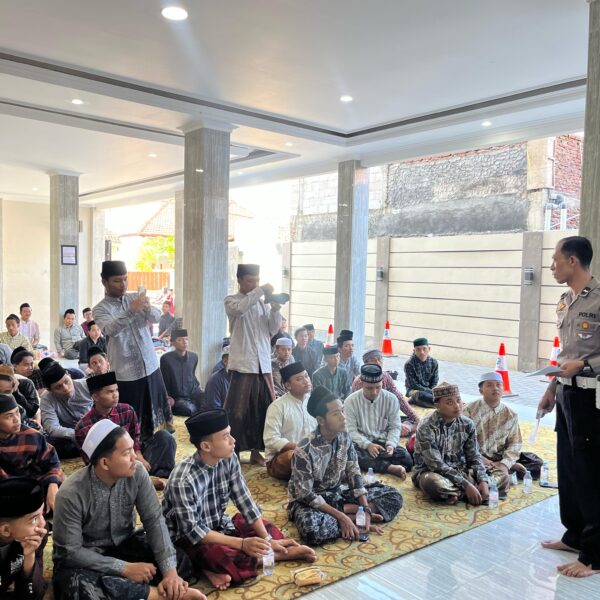 Hardiknas, Polres Probolinggo Beri Edukasi Santri Tentang Keselamatan Berkendara