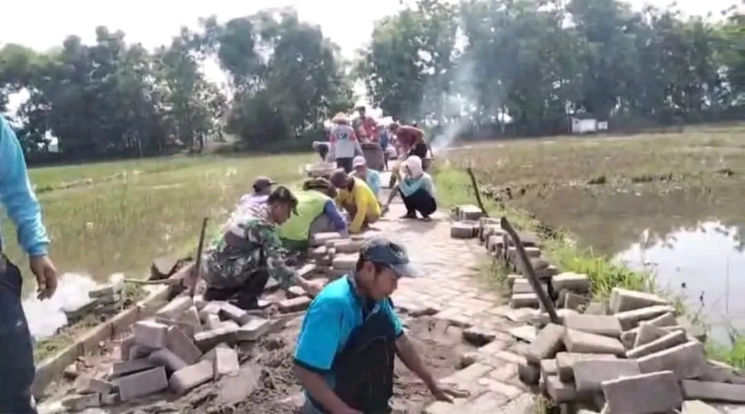 Bangun Desa Bersama Warga, Anggota TNI Kodim Ponorogo Kerja Bakti Perbaikan Jalan