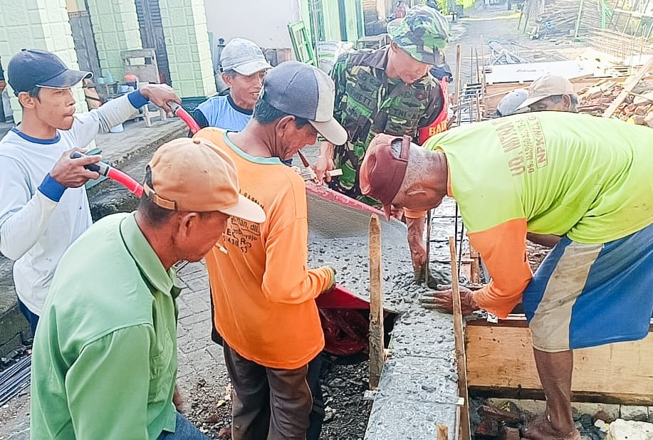 Bersama Warga Margoagung, TNI Koramil Sumberrejo Bojonegoro Cor Pondasi Musholla