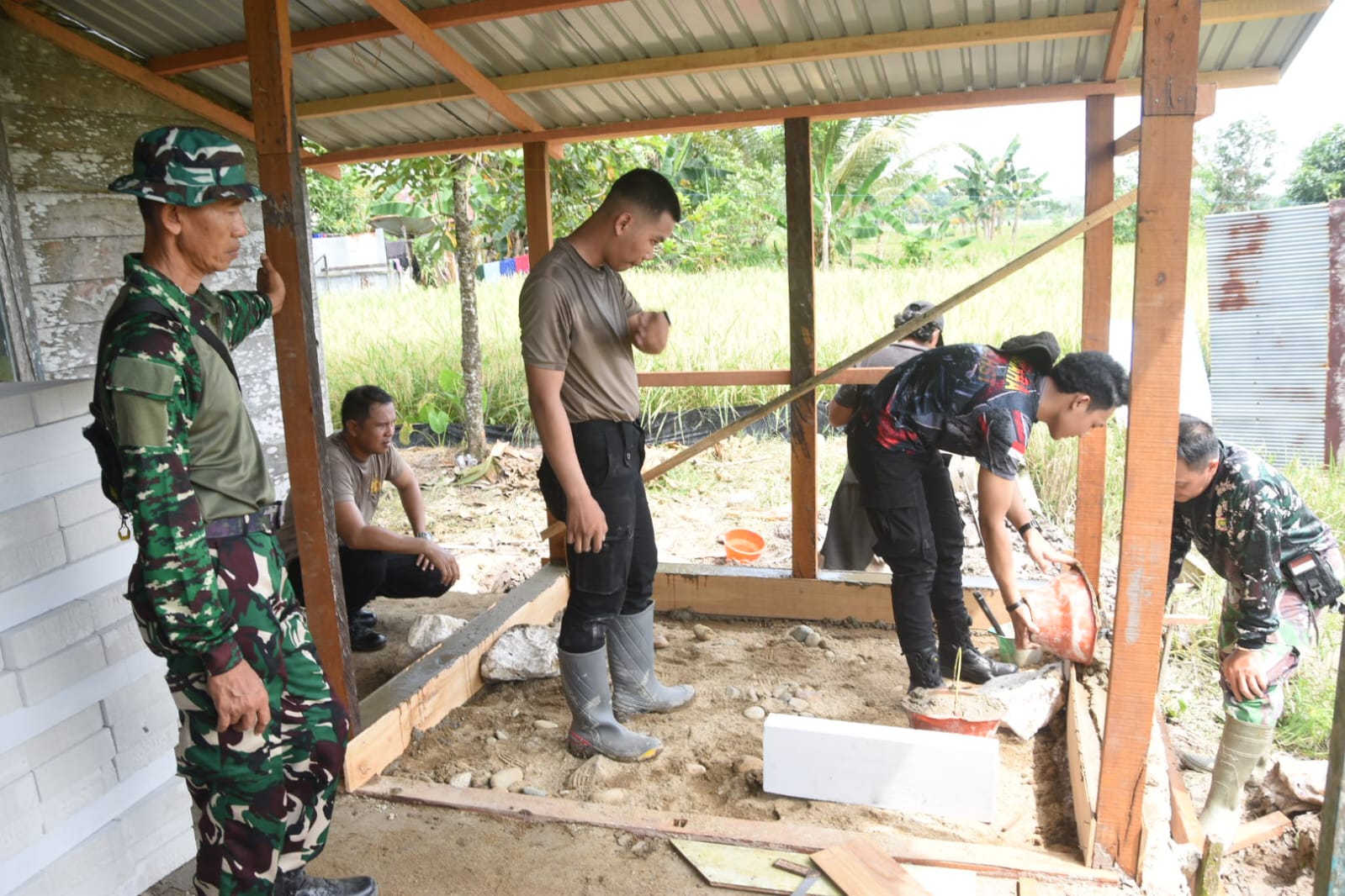 Solidaritas TNI-Polri Wujudkan Rehabilitasi Langgar Impian Warga Pandanu