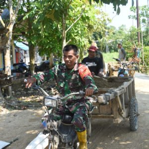 Wujudkan Sinergi TNI dan Rakyat, Babinsa Haruyan Gotong Royong TMMD Wujudkan Sinergi TNI dan Rakyat, Babinsa Haruyan Gotong Royong TMMD